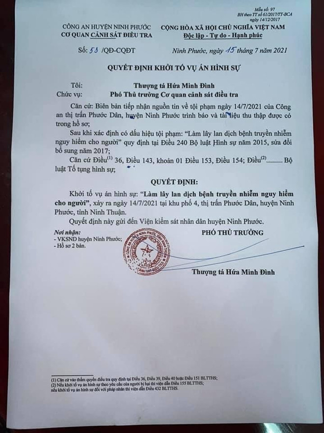 Quyết định khởi tố vụ án hình sự đối với đối tượng N.H.L của Cơ quan cảnh sát điều tra Công an huyện Ninh Phước. (Ảnh: TTXVN) Ninh Thuận: Khởi tố vụ án làm lây lan dịch bệnh tại huyện Ninh Phước ảnh 1
