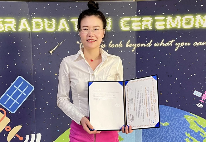 Tiến sỹ Nguyễn Kim Anh với giải thưởng quốc tế cho công trình nghiên cứu của mình. (Ảnh: Phạm Tuân/TTXVN) Nữ tiến sỹ Việt Nam nhận giải thưởng quốc tế về nghiên cứu nhiễm mặn ảnh 1