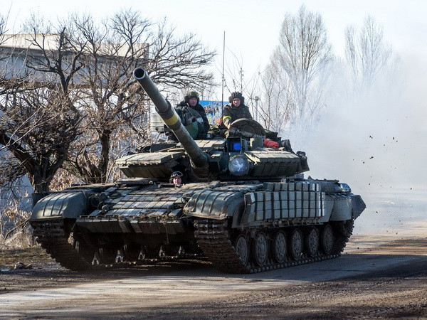 Xe tăng quân đội Ukraine tại thị trấn Debaltseve, khu vực Donetsk ngày 13/2. (Nguồn: AFP/TTXVN) Ukraine tuyên bố không cần lực lượng gìn giữ hòa bình của quốc tế ảnh 1
