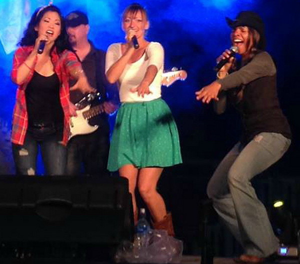 Ban nhạc đồng quê Blended 328 của Hoa Kỳ lưu diễn tại Việt Nam ảnh 1