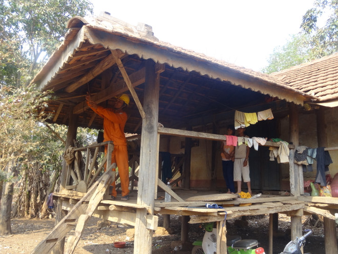 Chương trình điện khí hóa nông thôn "thắp sáng" bản làng Kon Tum ảnh 1