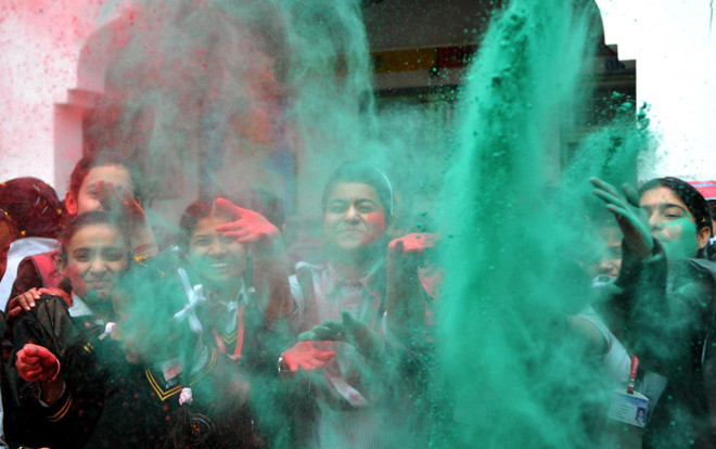 Ấn Độ ngập tràn sắc màu trong lễ hội Holi của người Hindu ảnh 1