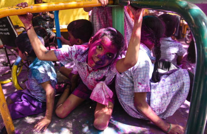 Ấn Độ ngập tràn sắc màu trong lễ hội Holi của người Hindu ảnh 2