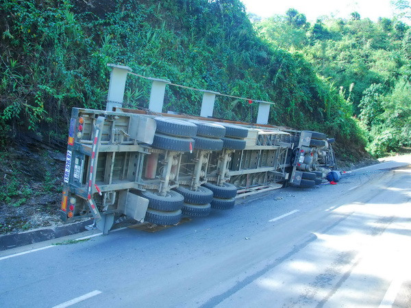 Xe tải lật ngang đè vào xe máy, 3 người bị thương nặng ảnh 1