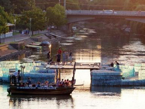 Romania khánh thành cây cầu dài 23m làm từ 157.000 chai nhựa ảnh 1