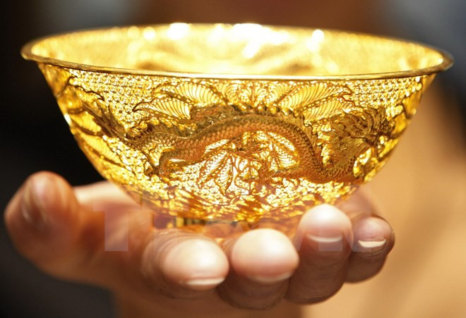 Giá vàng thế giới giảm xuống mức "đáy" trong vòng một tháng ảnh 1