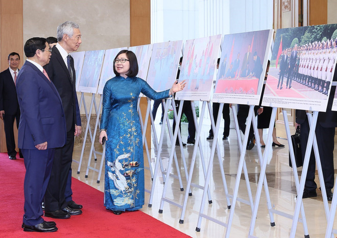 Hai Thủ tướng Việt Nam-Singapore xem trưng bày ảnh về hợp tác hai nước ảnh 2