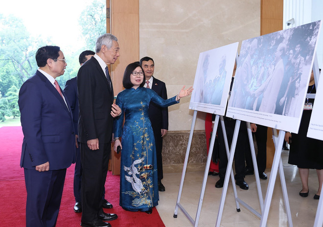Hai Thủ tướng Việt Nam-Singapore xem trưng bày ảnh về hợp tác hai nước ảnh 3
