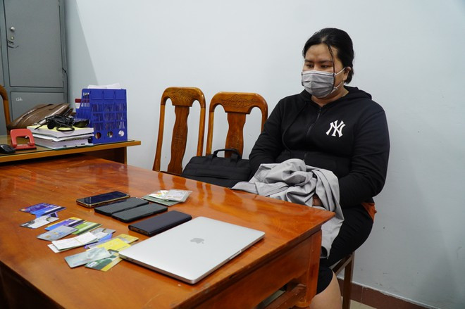 'Nữ quái' dùng chiêu nhận quà từ nước ngoài, lừa hàng trăm tỷ đồng ảnh 1