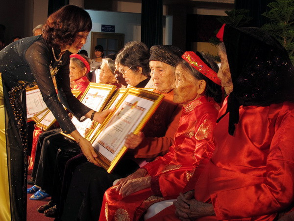 Phong tặng và truy tặng danh hiệu Bà mẹ Việt Nam anh hùng ảnh 1