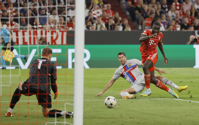 Lewandowski 'tịt ngòi,' Barcelona lại 'nếm trái đắng' trước Bayern ảnh 1