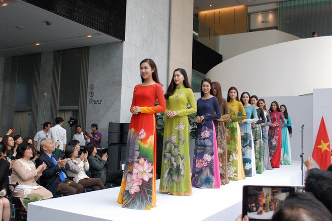 Khán giả Seoul say đắm vẻ đẹp tà áo dài truyền thống Việt Nam ảnh 1