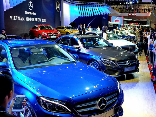 Doanh nghiệp công bố giá bán lẻ ôtô năm 2018, khách hàng vẫn chờ đợi ảnh 1