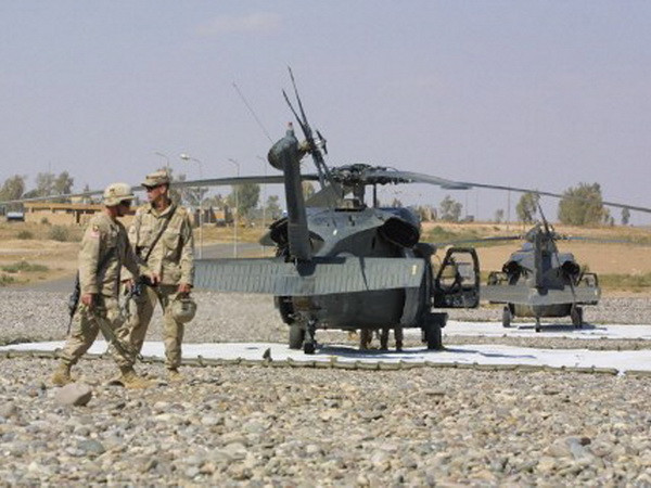 Binh sỹ Mỹ tại căn cứ không quân Qayyara, cách Mosul 35km về phía nam, ngày 4/10/2003. (Nguồn: AFP/TTXVN) Bộ Quốc phòng Mỹ công bố sách "luật chiến tranh" mới ảnh 1