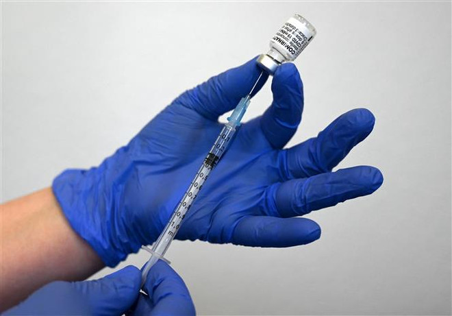Vaccine phòng COVID-19 của Pfizer/BioNTech. (Ảnh: AFP/TTXVN) Anh tiêm vaccine ngừa COVID-19 cho trẻ em có nguy cơ cao từ 5-11 tuổi ảnh 1