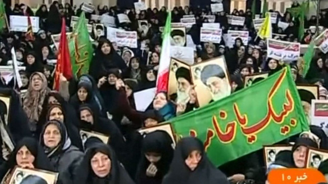 Những người tham gia tuần hành. (Nguồn: news.sky.com) Hàng chục nghìn người dân Iran xuống đường, tuần hành ủng hộ chính phủ ảnh 1