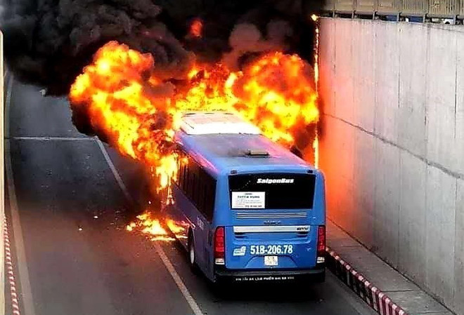 TP.HCM: Xe buýt bất ngờ cháy rụi khi đang lưu thông trong hầm chui ảnh 1