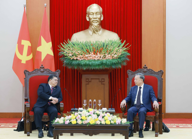 Tổng Bí thư Tô Lâm tiếp Chủ tịch Hạ viện Malaysia Tan Sri Dato’ Johari Bin Abdul. (Ảnh: Thống Nhất/TTXVN) TTXVN_2410 Tong Bi thu Chu tich Ha vien Viet Nam Malaysia 2.jpg