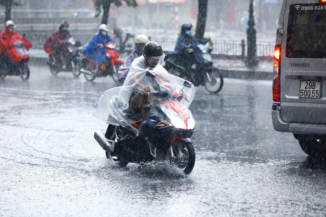 Áp thấp nhiệt đới liên tục đổi hướng gây mưa dông diện rộng ở Bắc Bộ. (Ảnh: Minh Đức/TTXVN) Áp thấp nhiệt đới liên tục đổi hướng gây mưa dông diện rộng ở Bắc Bộ ảnh 2