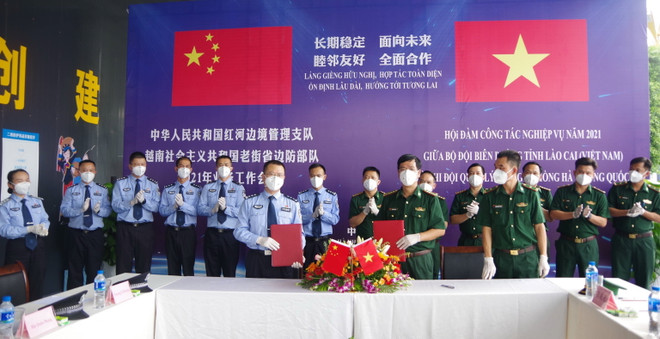 Bàn giao biên bản nghi nhớ kết quả Hội đàm về quản lý biên giới. (Ảnh: TTXVN phát) Hợp tác quản lý biên giới Lào Cai và tỉnh Vân Nam của Trung Quốc ảnh 1