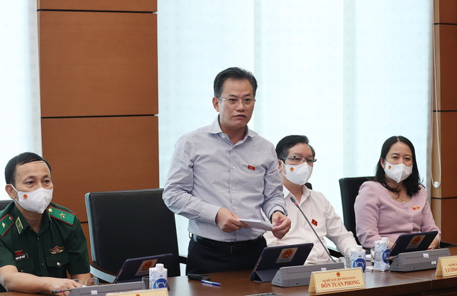 Đại biểu Quốc hội tỉnh An Giang Đôn Tuấn Phong thảo luận. (Ảnh: Dương Giang/TTXVN) Quốc hội: Đẩy mạnh giải ngân vốn đầu tư công để thúc đẩy phát triển ảnh 2