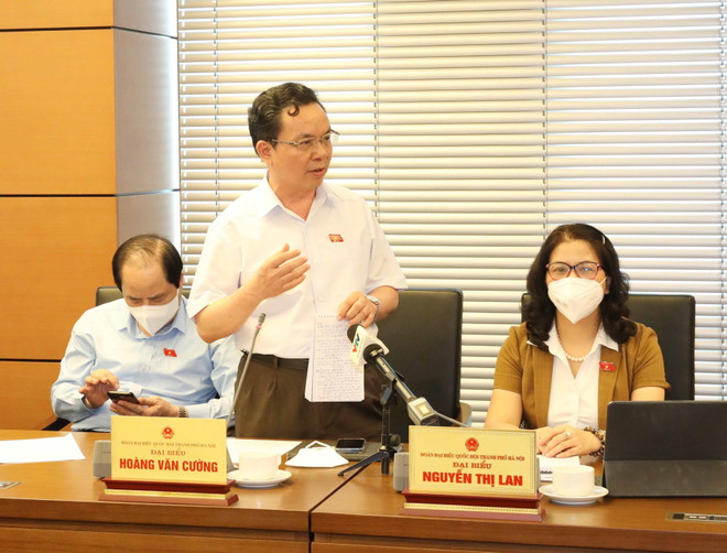 Đại biểu Quốc hội thành phố Hà Nội Hoàng Văn Cường thảo luận ở tổ. (Ảnh: Phương Hoa/TTXVN) Quốc hội: Đẩy mạnh giải ngân vốn đầu tư công để thúc đẩy phát triển ảnh 1