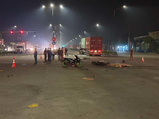 Xe máy va chạm với xe đầu kéo, một phụ nữ tử vong tại chỗ ảnh 1