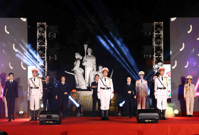 Đêm nhạc “Cảnh vệ Công an nhân dân - 70 mùa hoa chiến công” ảnh 3