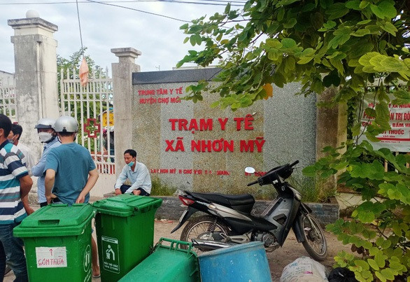 Ông Nguyễn Văn Khá được đưa đến Trạm y tế xã Nhơn Mỹ cấp cứu nhưng đã tử vong do bệnh lý tim mạch. (Nguồn: tuoitre.vn) Công an An Giang thông tin về vụ người đàn ông chết khi đưa về trụ sở ảnh 1
