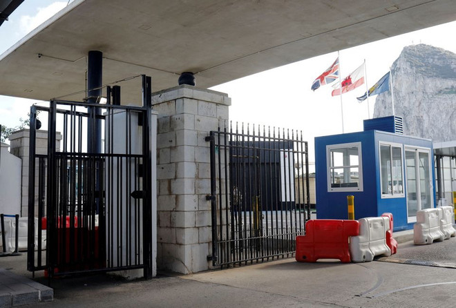 La Verja - nơi đánh dấu biên giới giữa Tây Ban Nha và Gibraltar. (Nguồn: Reuters) Tây Ban Nha, EU đề xuất duy trì biên giới trên bộ mở với Gibraltar ảnh 1