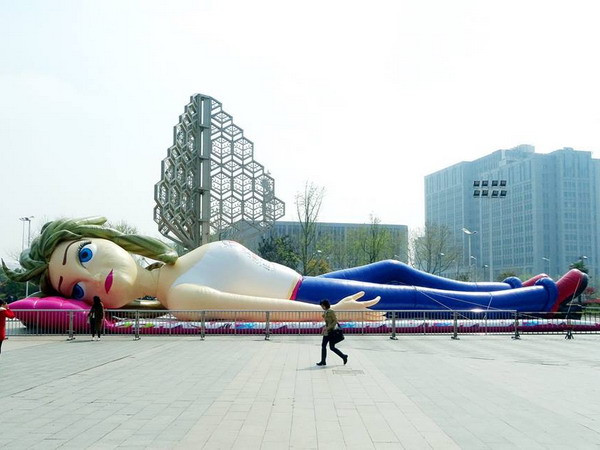 Độc đáo búp bê giáo dục giới tính khổng lồ tại Nam Kinh ảnh 1