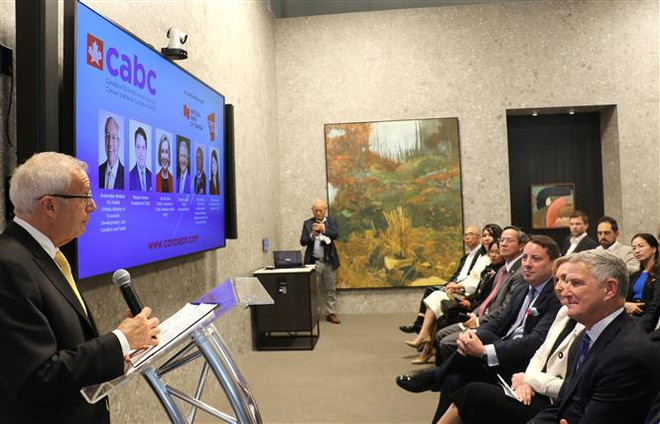 Bộ trưởng Thương mại, Việc làm và Phát triển kinh tế tỉnh bang Ontario (Canada), Victor Fedeli phát biểu tại sự kiện do Hội đồng kinh doanh Canada-ASEAN (CABC) tổ chức. (Ảnh: Trung Dũng/TTXVN) Canada coi trọng vai trò của đối tác thương mại Việt Nam trong ASEAN ảnh 1
