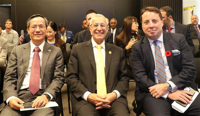 Đại sứ Việt Nam tại Canada Phạm Vinh Quang, Bộ trưởng Thương mại, Việc làm và Phát triển kinh tế tỉnh bang Ontario, Victor Fedeli và Chủ tịch điều hành CABC Wayne Farmer (từ trái qua phải) tham dự sự kiện. (Ảnh: Trung Dũng/TTXVN) Canada coi trọng vai trò của đối tác thương mại Việt Nam trong ASEAN ảnh 2