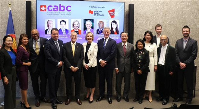 Các khách mời, diễn giả chính tham dự sự kiện do CABC tổ chức. (Ảnh: Trung Dũng/TTXVN) Canada coi trọng vai trò của đối tác thương mại Việt Nam trong ASEAN ảnh 3