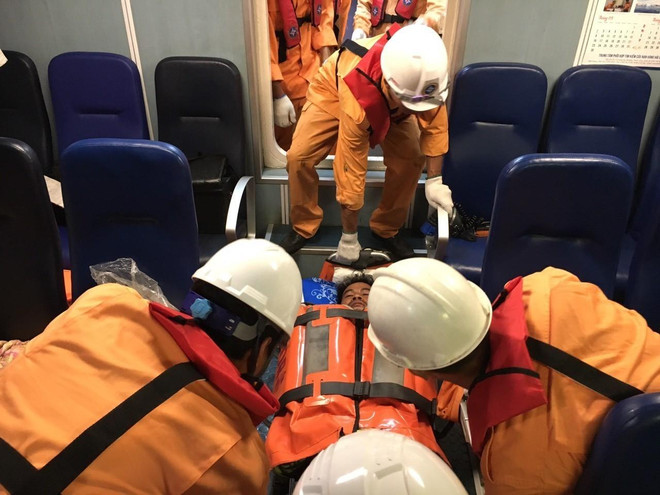 Cứu kịp thời một ngư dân bị tai nạn nguy hiểm đến tính mạng ảnh 2