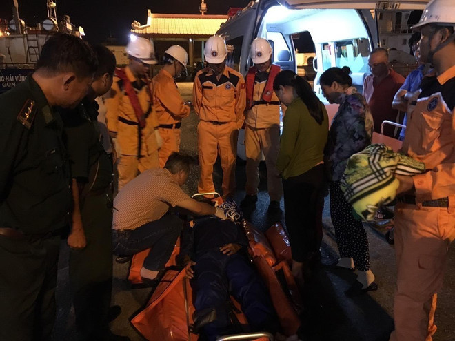 Cứu kịp thời một ngư dân bị tai nạn nguy hiểm đến tính mạng ảnh 1