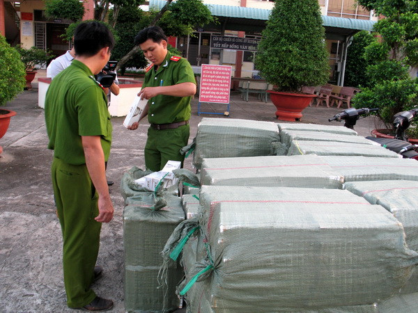 Lực lượng Công an thu giữ thuốc lá lậu. (Ảnh: Thanh Bình/TTXVN) Thêm công cụ xử lý nghiêm tình trạng buôn lậu thuốc lá ảnh 1
