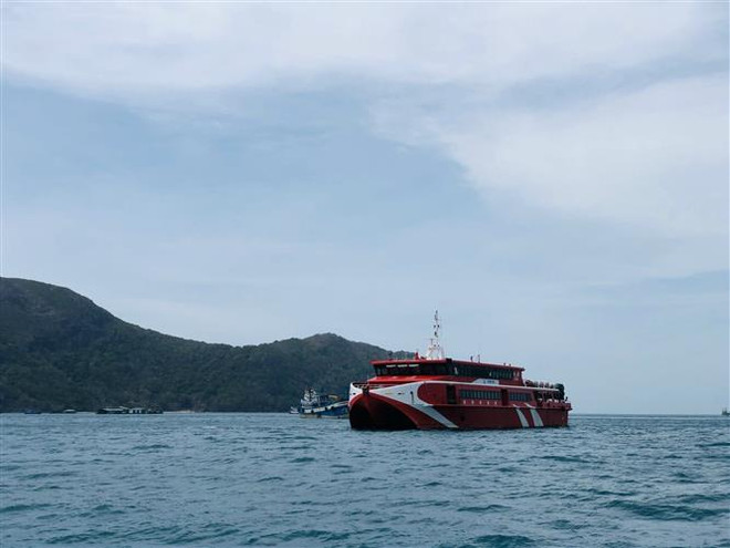 Đồng loạt ra quân rà soát, kiểm tra tàu cao tốc chở khách từ bờ ra đảo ảnh 1