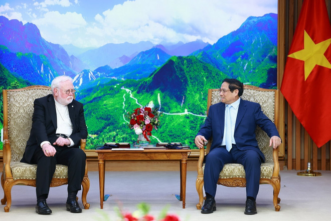 Thủ tướng Phạm Minh Chính tiếp Tổng Giám mục Paul Richard Gallagher, Bộ trưởng Ngoại giao Tòa thánh Vatican. (Ảnh: Dương Giang/TTXVN) ttxvn_pham minh chinh Paul Richard Gallagher (2).jpg