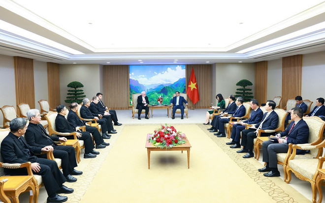 Thủ tướng Phạm Minh Chính tiếp Tổng Giám mục Paul Richard Gallagher, Bộ trưởng Ngoại giao Tòa thánh Vatican. (Ảnh: Dương Giang/TTXVN) ttxvn_pham minh chinh Paul Richard Gallagher (3).jpg
