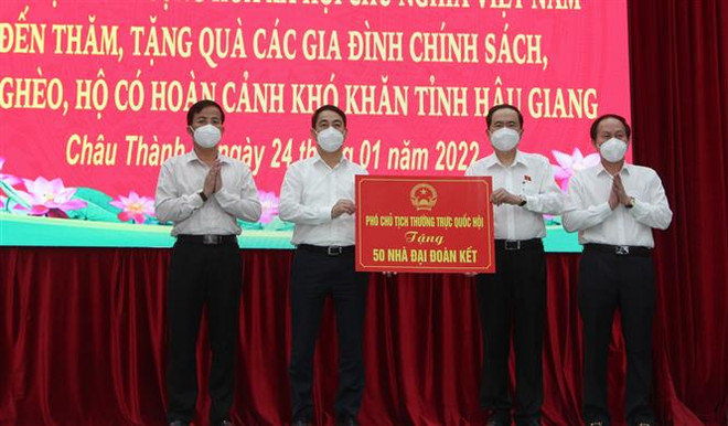 Phó Chủ tịch Quốc hội tặng quà gia đình chính sách tại Hậu Giang ảnh 1