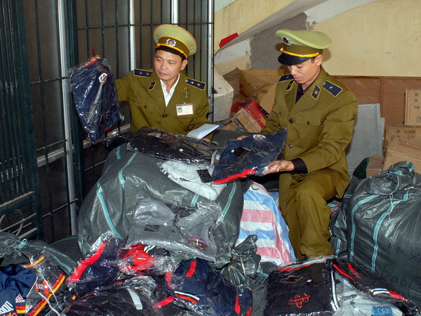 Hà Nội: Tịch thu, tiêu hủy gần 60.000 nhãn mác hàng hiệu giả ảnh 1