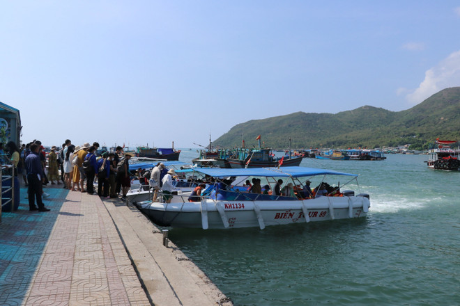 Du khách xuống canô ra các đảo ở vịnh Nha Trang. (Ảnh: Đặng Tuấn/TTXVN) TTXVN_0904NhaTrang2.jpg