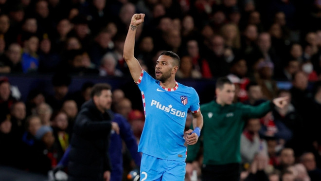 Renan Lodi ghi bàn giúp Atletico chiến thắng. (Nguồn: AP) Atletico Madrid loại Manchester United khỏi Champions League ảnh 2