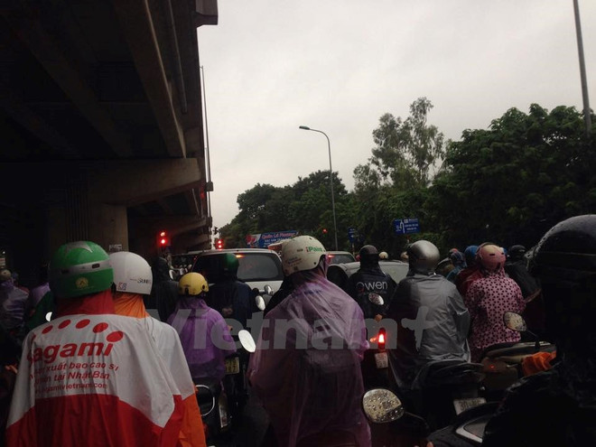 Đêm 6/8: Hà Nội có mưa rào và dông rải rác, thời tiết mát mẻ ảnh 1