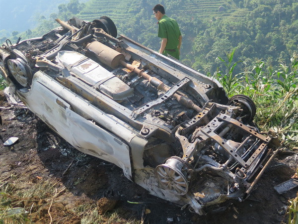 Xe con mất lái đâm vào cột mốc, 3 người thương vong ảnh 1