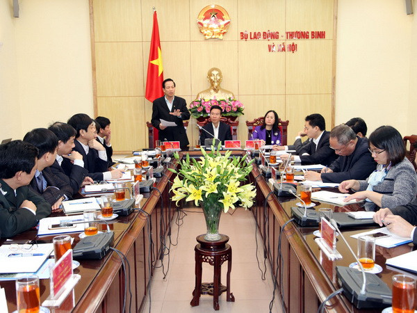 Đoàn kiểm tra của Bộ Chính trị công bố kết luận kiểm tra việc thực hiện Nghị quyết Đại hội XII của Đảng tại Bộ Lao động-Thương binh và Xã hội. (Ảnh: Anh Tuấn/TTXVN) Quy định của Bộ Chính trị về một số việc cần làm ngay ảnh 1