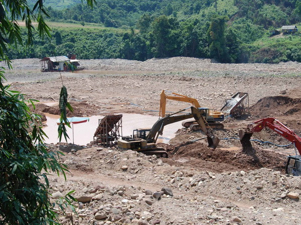 Dùng mìn phá sập hầm để ngăn chặn đào vàng trái phép ảnh 1