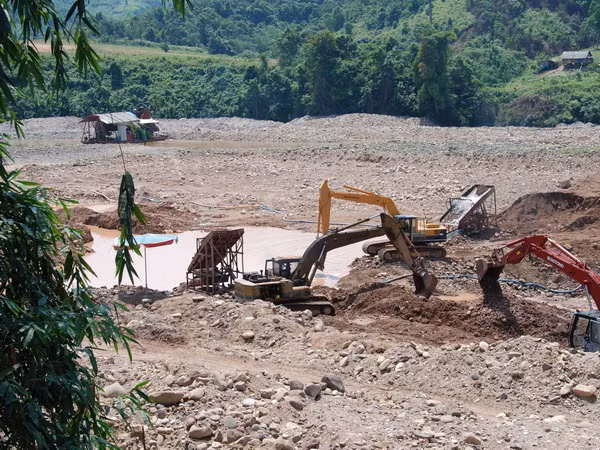 Dùng mìn phá sập hầm để ngăn chặn đào vàng trái phép ảnh 1