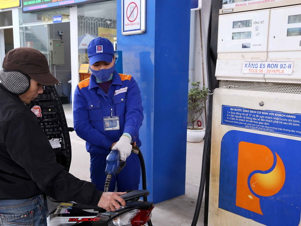 Petrolimex triển khai đồng loạt bán xăng E5 RON92 từ hôm nay 15/12. (Ảnh: Huy Hùng/TTXVN) Cần xử lý tận gốc tình trạng sử dụng trái phép nhãn hiệu Petrolimex ảnh 1